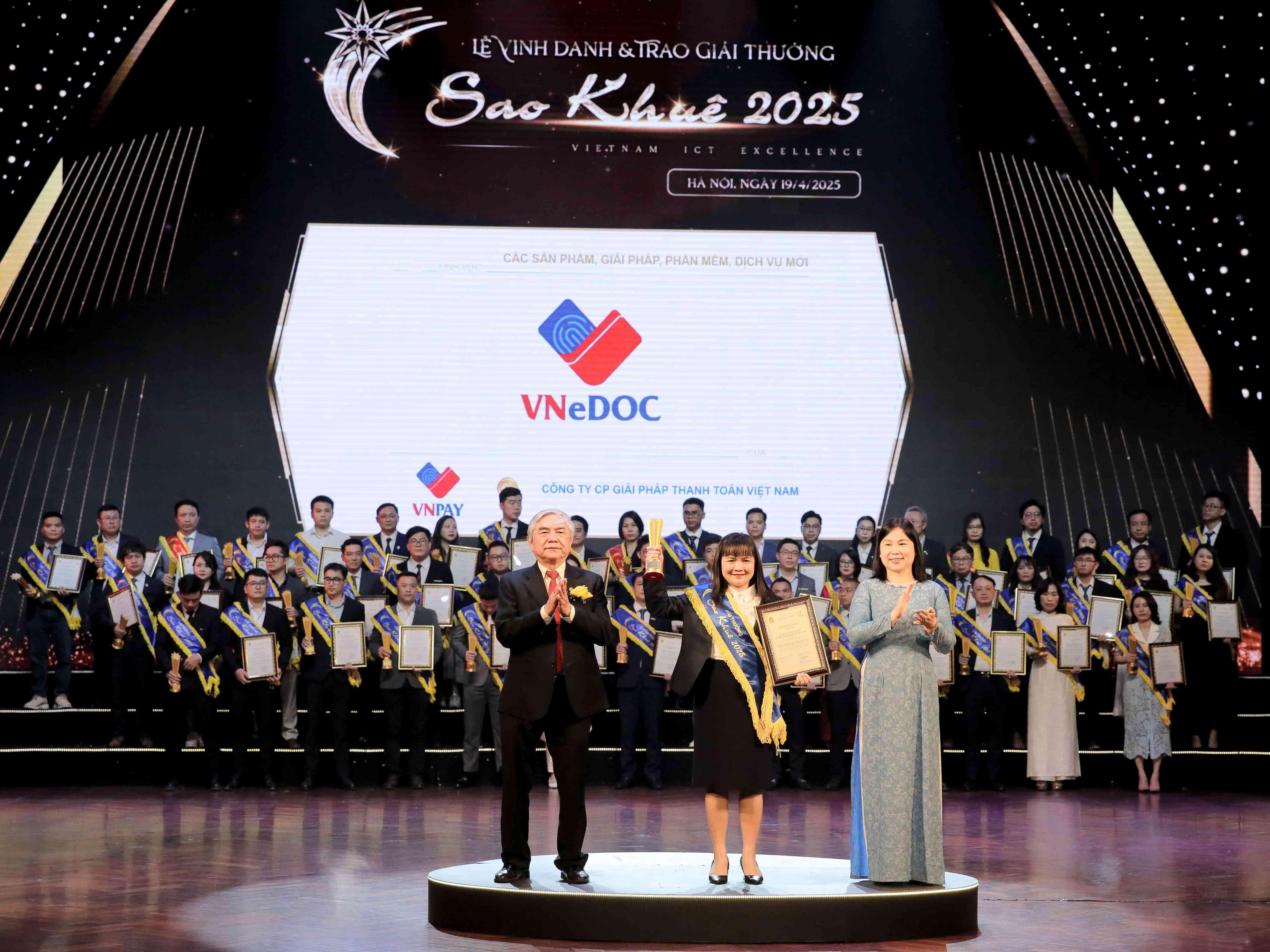 VNeDOC đón nhận danh hiệu “Sản phẩm xuất sắc” tại Giải thưởng Sao Khuê 2025.